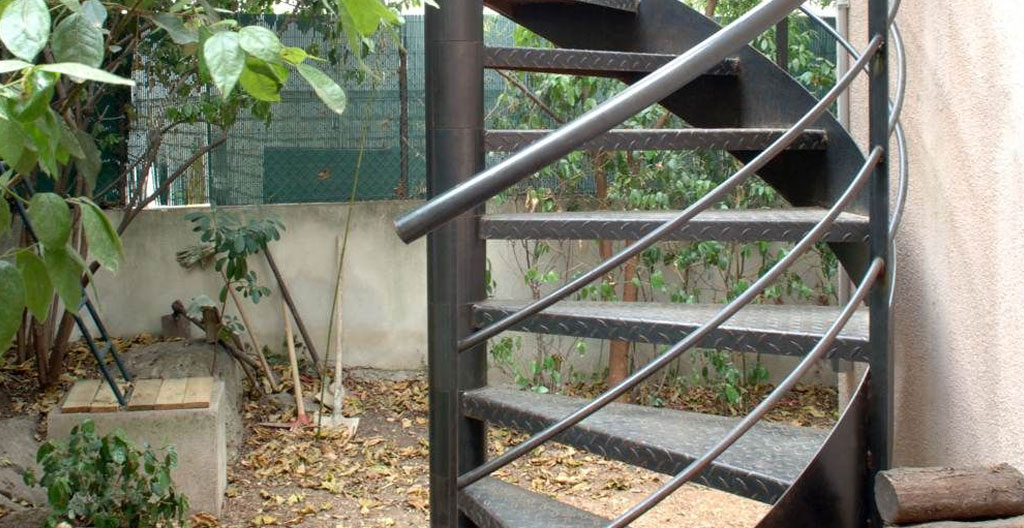 Gros plan d'une marche d'escalier extérieur en acier galvanisé à chaud montrant la surface protectrice et les boulons de fixation en acier inoxydable